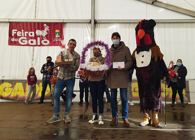 Carlos Calvelo junto a los gandores del concurso de la feira do Galo de Arteixo