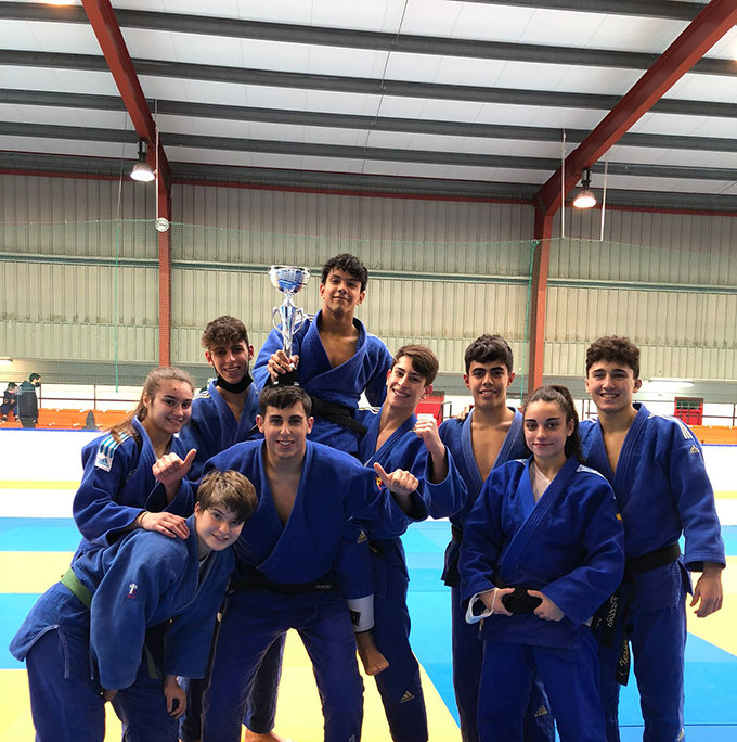 Deportistas Judo Club Arteixo al finalizar competición en la provincia de Lugo