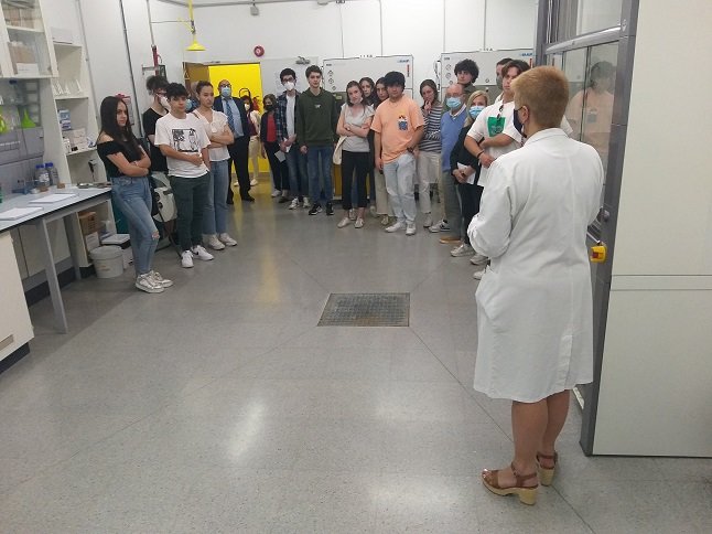 Los alumnos y alumnas de las Olimpiadas de Química en la visita al Centro
Singular de Investigación Química Biolóxica e Materiales Moleculares de la USC.