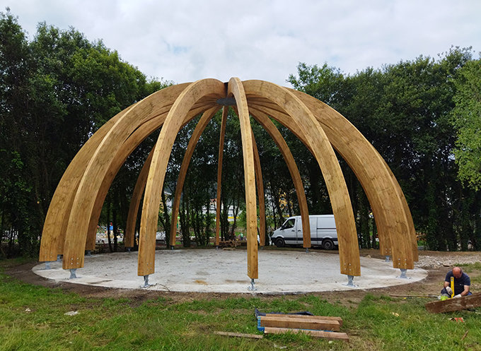 Cúpula de madera instalada en el parque central del centro del concello de arteixo