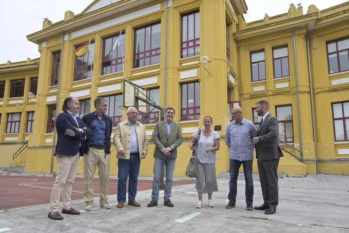 El conselleiro de Cultura, Educación, FP y Universidades, Román Rodríguez, acompañado por el delegado territorial de la Xunta en la Coruña, Gonzalo Trenor, visitan el IES Curros Enríquez-El Portal de la Infancia