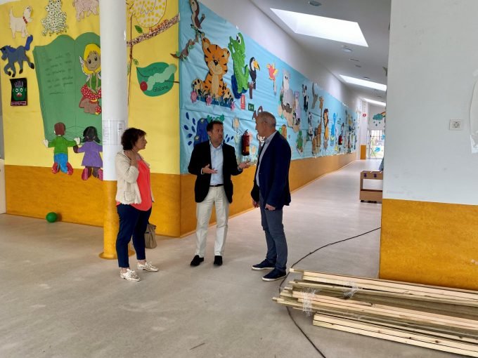 Visita á escola infantil de Coristanco para supervisar as obras-El Portal de la Infancia