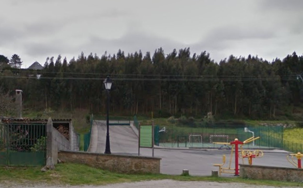 Piden cubrir el campo de fútbol de Uxes en la parroquias de Morás, concello de Arteixo