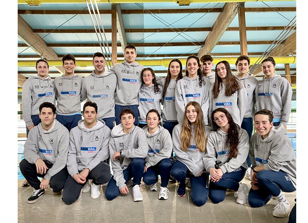 Equipo de nadadores del Clun Natación Arteixo tras las pruebas del campeonato en Ourense Galicia