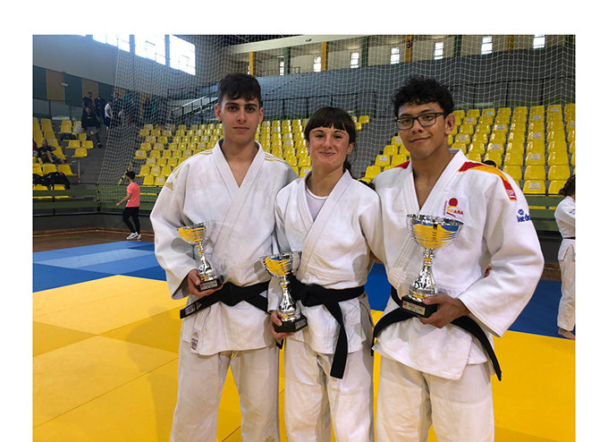 Los deportistas del judo Arteixo compitieron en la copa junior disputada en Ourense