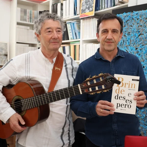 Miguel Sande e o cantautor Cesar Morán, co libro de poemas "Brinde e desespero".