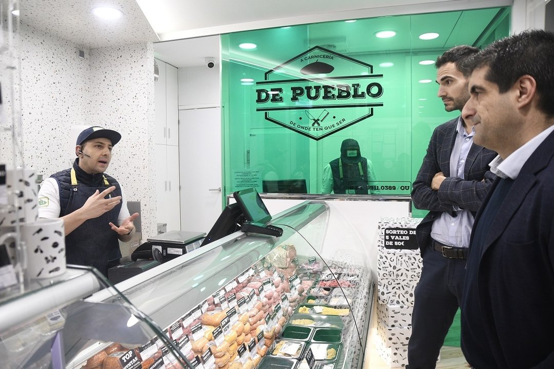 Fernández Vila en la visita a la carnicería DePueblo, en Ourense.