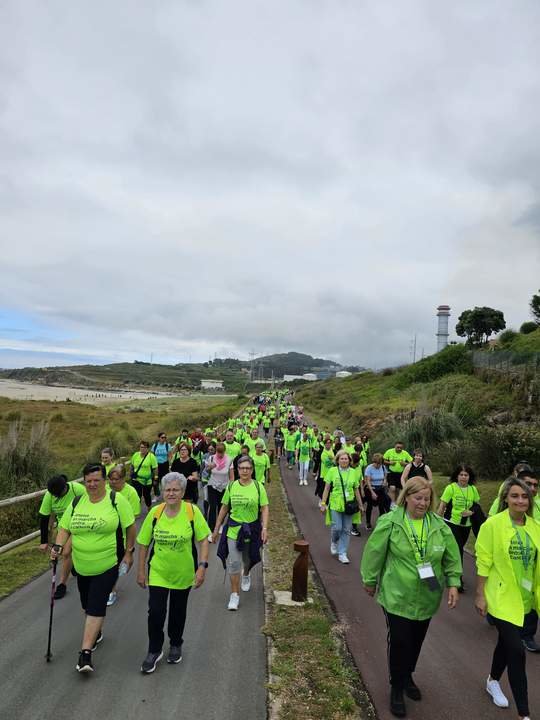 Marcha con el cáncer en el paseo marítimo de Arteixo.