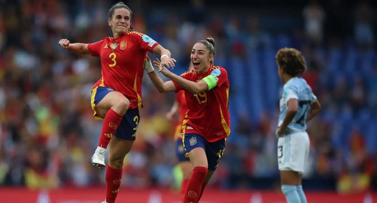 Teresa Abelleira junto a Olga Carmona celebrando su gol frente a Bélgica.