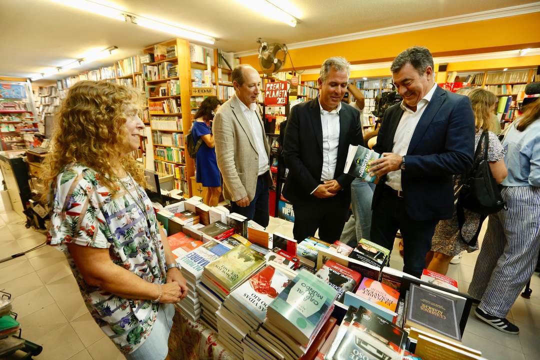 Visita del Conselleiro de Educación, Román Rodríguez, a la Librería Escolma, en Pontevedra.