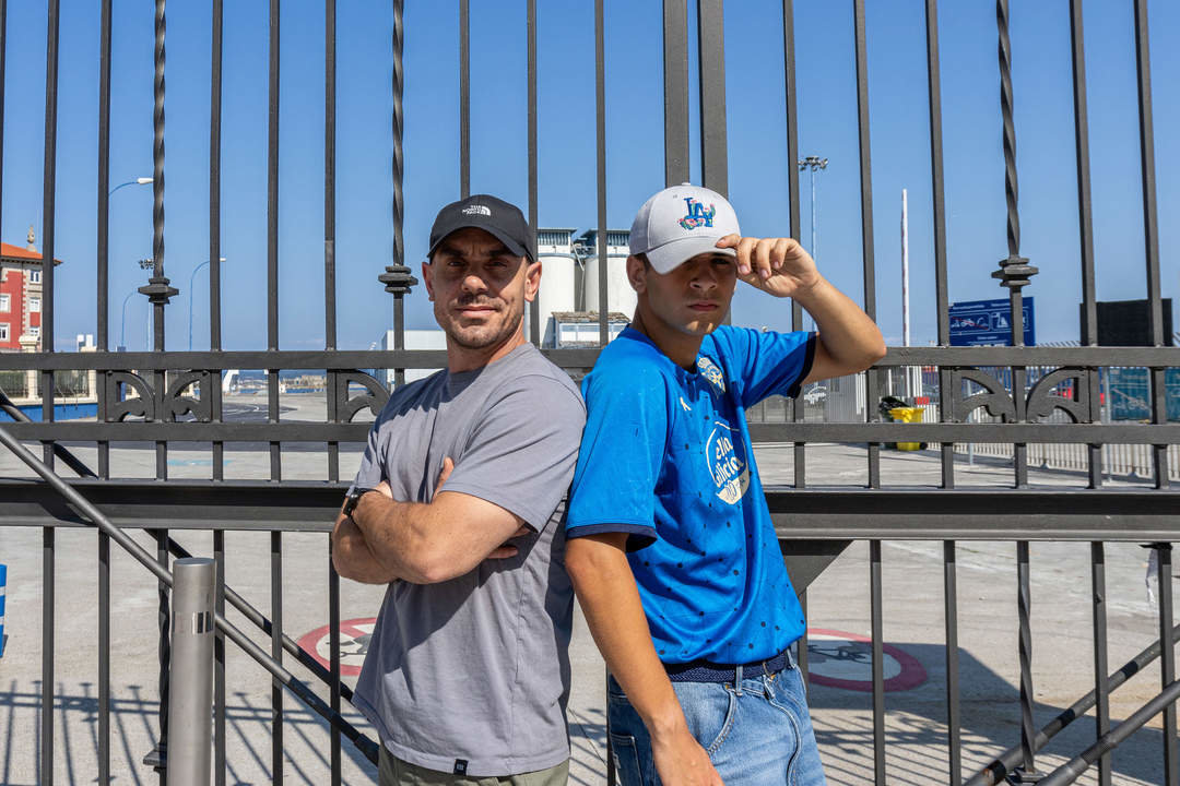 Los "Breakdancers" Anxo Barro e Ismael Borrallo en la puerta de acceso del muelle de batería de A Coruña.