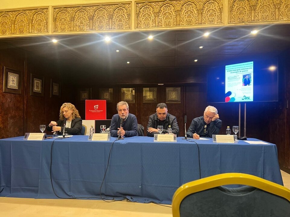 Nasser Abu Baker en la conferencia de la Asociación de Periodistas de Santiago de Compostela (APSC).