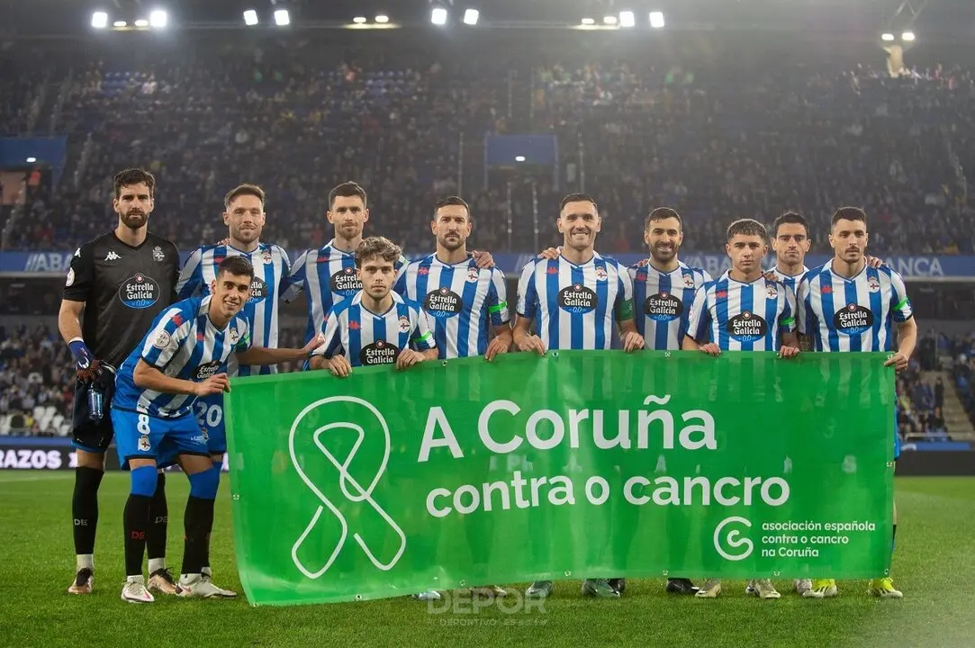 El RC Deportivo de La Coruña con los "Brazaletes de esperanza" en 2024.