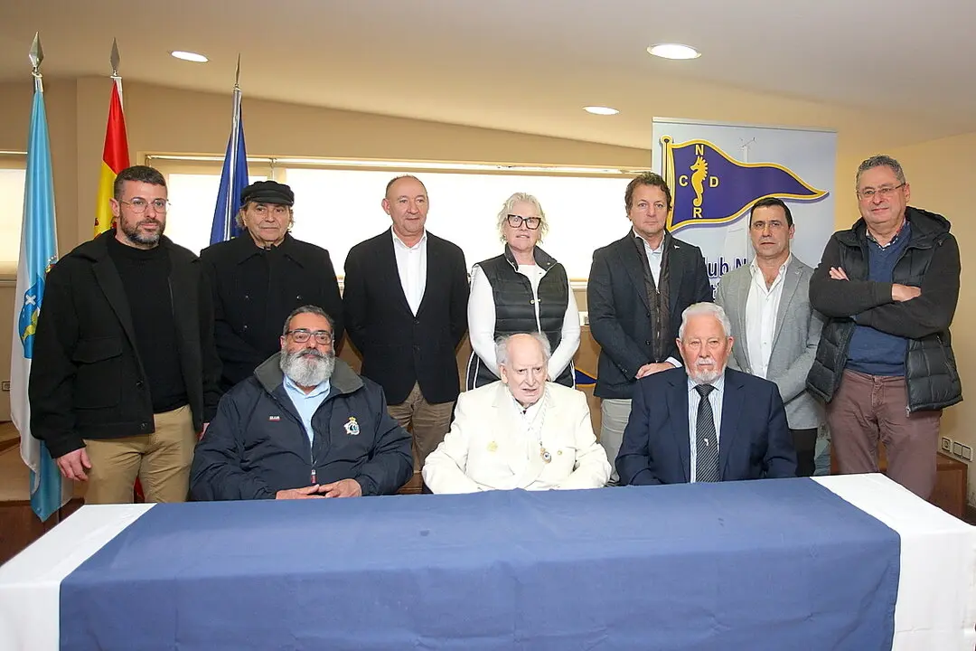 Ramiro Carregal Rey con representantes de náuticas de la comarca.